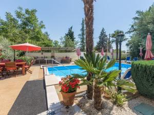 Bazén v ubytování Apartment Nena-1 by Interhome nebo v jeho okolí