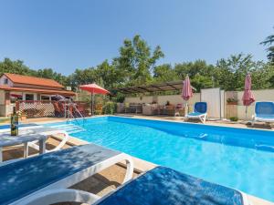 Bazén v ubytování Apartment Nena-1 by Interhome nebo v jeho okolí