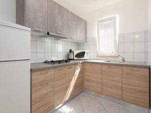 Kuchyň nebo kuchyňský kout v ubytování Holiday Home Anea by Interhome