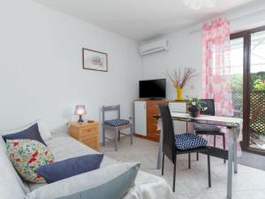TV a/nebo společenská místnost v ubytování Apartment Nena-1 by Interhome