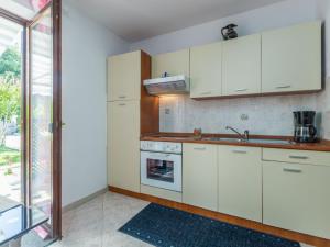 Kuchyň nebo kuchyňský kout v ubytování Apartment Nena-1 by Interhome