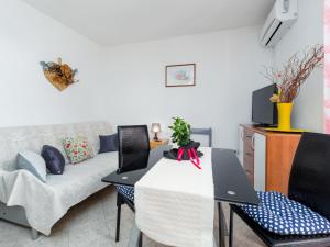 Posezení v ubytování Apartment Nena-1 by Interhome
