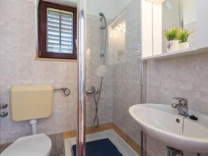 Koupelna v ubytování Apartment Nena-1 by Interhome