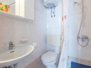 Koupelna v ubytování Apartment Nena-1 by Interhome