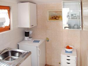 eine kleine Küche mit einer Spüle und einer Theke in der Unterkunft Apartment Gortan - KST100 by Interhome in Kaštelir