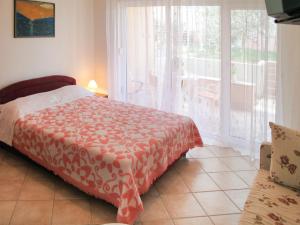 - une chambre avec un lit et une grande fenêtre dans l'établissement Apartment Vivoda - PUL168 by Interhome, à Štinjan