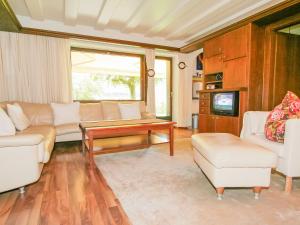 uma sala de estar com um sofá e uma mesa em Apartment Casa Hubertus by Interhome em Oetz mais 37 fotografias