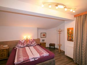 Postel nebo postele na pokoji v ubytování Apartment Hundsbichler-2 by Interhome