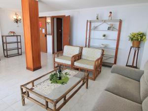 sala de estar con 2 sillas y mesa de centro en Apartment Turia Playa by Interhome, en Benidorm