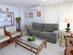 un soggiorno con divano e tavolo di Apartment Turia Playa by Interhome a Benidorm