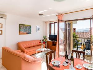 Posedenie v ubytovaní Apartment Orhideja by Interhome