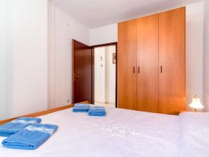Posteľ alebo postele v izbe v ubytovaní Apartment Orhideja by Interhome