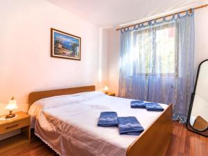 Posteľ alebo postele v izbe v ubytovaní Apartment Orhideja by Interhome