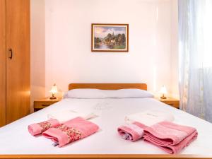 Posteľ alebo postele v izbe v ubytovaní Apartment Orhideja by Interhome