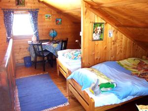 Un dormitorio con dos camas en una cabaña de madera. en Chalet Gerbepal by Interhome, en Gerbépal