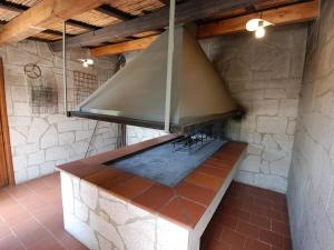 カルデードゥにあるApartment Is Murtas-5 by Interhomeのキッチン(カウンター上に大型金属フード付)