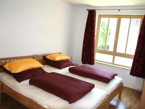 2 camas individuais num quarto com uma janela em Apartment Bibelöd-2 by Interhome em Ruhpolding