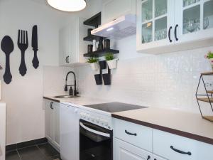 Kuchyň nebo kuchyňský kout v ubytování Apartment Kolic - RAB316 by Interhome