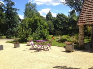 ジュルヴィル・レ・パンにあるHoliday Home La Gicquelière by Interhomeの庭のピクニックテーブルと椅子