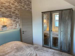 una camera con letto e muro di mattoni di Smilla & Sonnenglanz a Göhren