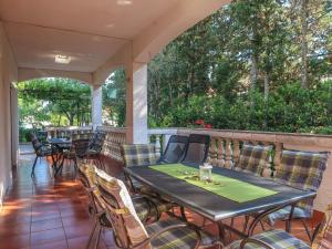 eine Terrasse mit Tisch und Stühlen auf einer Veranda in der Unterkunft Apartment Mila-2 by Interhome in Jadranovo
