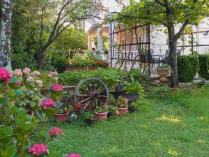 Ein Garten an der Unterkunft Apartment Mila-2 by Interhome