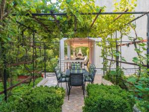 Ein Garten an der Unterkunft Apartment Mila-2 by Interhome