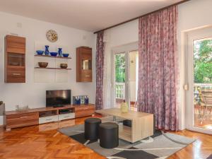 ein Wohnzimmer mit Tisch und Fernseher in der Unterkunft Apartment Mila-2 by Interhome in Jadranovo