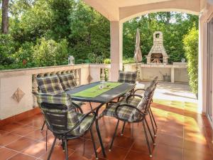 Ein Garten an der Unterkunft Apartment Mila-2 by Interhome