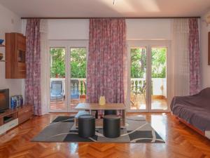 ein Wohnzimmer mit einem Bett und einem Tisch in der Unterkunft Apartment Mila-2 by Interhome in Jadranovo