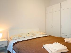 Ein Bett oder Betten in einem Zimmer der Unterkunft Apartment Mila-2 by Interhome