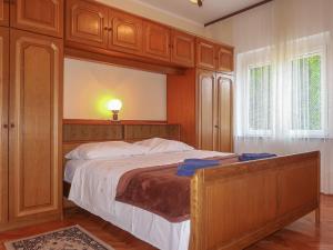 Ein Bett oder Betten in einem Zimmer der Unterkunft Apartment Mila-2 by Interhome