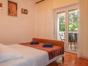 Ein Bett oder Betten in einem Zimmer der Unterkunft Apartment Mila-2 by Interhome