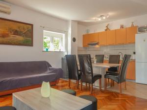 Küche/Küchenzeile in der Unterkunft Apartment Mila-2 by Interhome