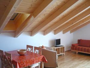 - un salon avec une table et un canapé rouge dans l'établissement Apartment Bibelöd-5 by Interhome, à Ruhpolding