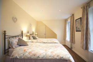 1 dormitorio con 2 camas y ventana en Waterfall Cottage, en Launceston
