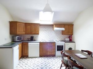 Kuchyň nebo kuchyňský kout v ubytování Kiltartan House 2B
