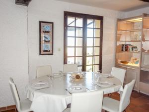 A restaurant or other place to eat at Holiday Home Le Rayolet by Interhome