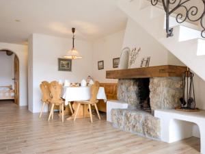 Posezení v ubytování Apartment Chesa Chanella 5 by Interhome
