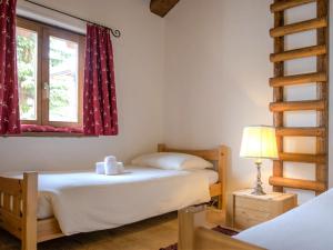 Postel nebo postele na pokoji v ubytování Apartment Chesa Chanella 5 by Interhome