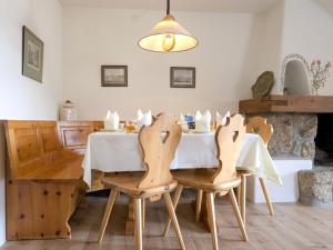 Posezení v ubytování Apartment Chesa Chanella 5 by Interhome