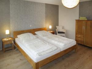 1 dormitorio con 1 cama grande y 2 mesitas de noche en Holiday Home Haus Irmgard by Interhome en Haserich