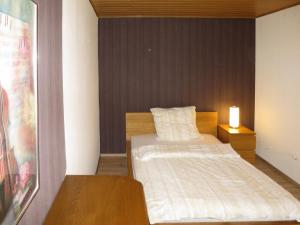 een kleine slaapkamer met 2 bedden en een lamp bij Holiday Home Haus Irmgard by Interhome in Haserich