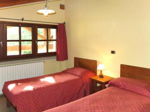 Zimmer mit 2 Betten und einem Fenster in der Unterkunft Apartment Casa del Ponte - SMY612 by Interhome in Sampeire