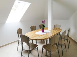 ein Esszimmer mit einem Holztisch und Stühlen in der Unterkunft Apartment Beate - BAC121 by Interhome in Badacsonytomaj