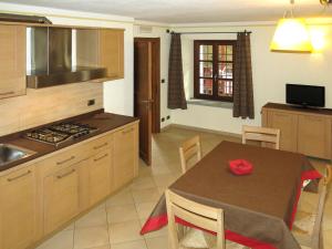Ett kök eller pentry på Apartment La Borgata - SMY726 by Interhome