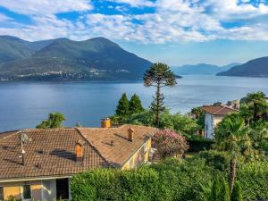 una casa con vistas al agua y a las montañas en Holiday Home Stellina del Sole by Interhome, en Brissago