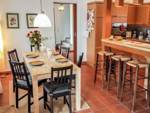 ブリッサーゴにあるHoliday Home Stellina del Sole by Interhomeのキッチン(木製テーブル、椅子、カウンター付)
