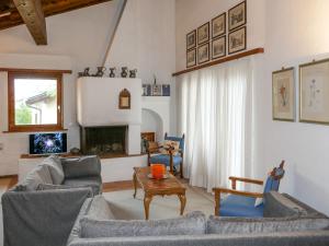 Μια τηλεόραση ή/και κέντρο ψυχαγωγίας στο Apartment Chesa Prasüra 10 by Interhome