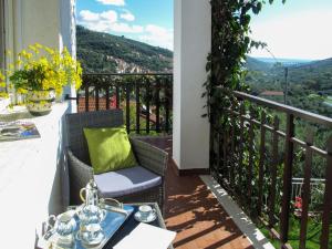 ドルチェードにあるApartment Villa Paradiso - DOL190 by Interhomeのテーブルと椅子、景色を望むバルコニー